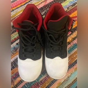 Jordan Max Aura 2 Youth Size 7                   CN8094-100